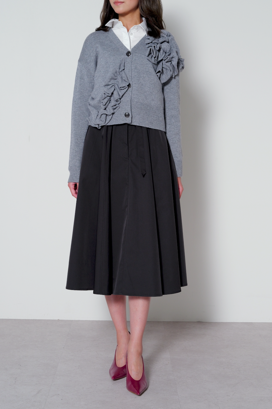 【25AW商品-25358074】フリルフラワーモチーフVネックカーディガン