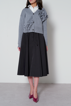 【25AW商品-25358074】フリルフラワーモチーフVネックカーディガン