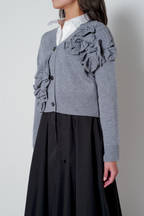 【25AW商品-25358074】フリルフラワーモチーフVネックカーディガン