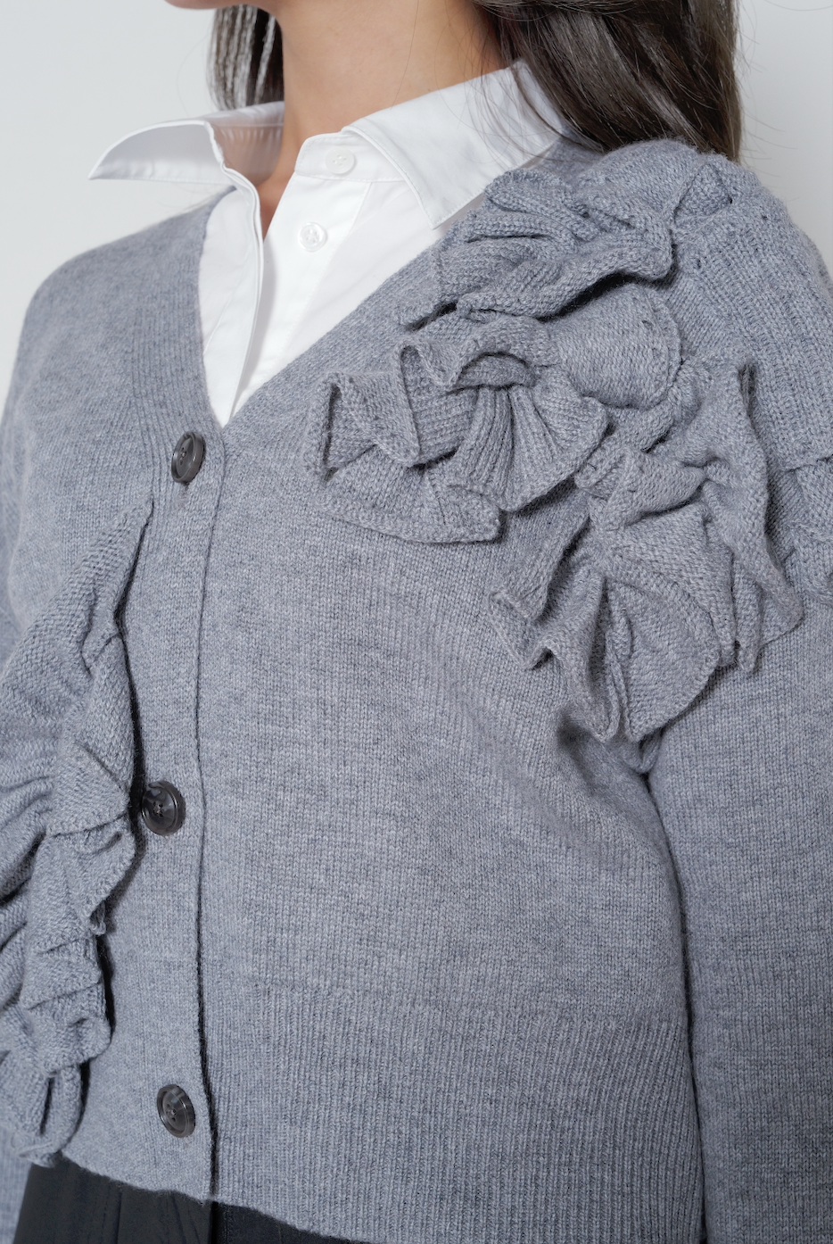 【25AW商品-25358074】フリルフラワーモチーフVネックカーディガン