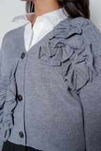 【25AW商品-25358074】フリルフラワーモチーフVネックカーディガン