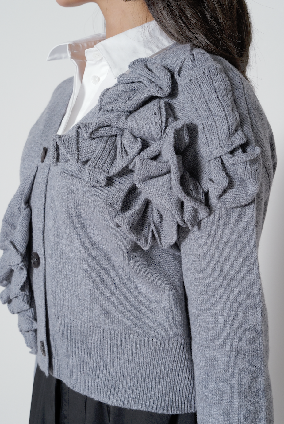 【25AW商品-25358074】フリルフラワーモチーフVネックカーディガン