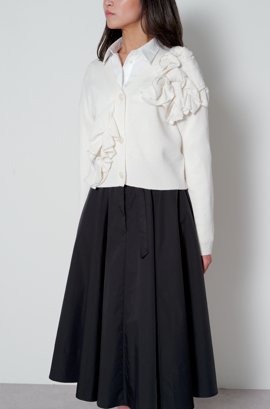 【25AW商品-25358074】フリルフラワーモチーフVネックカーディガン