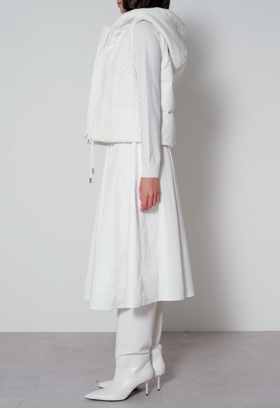 【25AW商品-25153028】ケーブルニットタフタコンビフード付きベスト