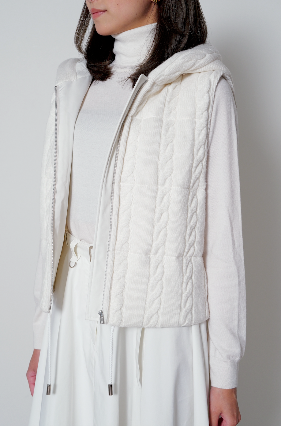 【25AW商品-25153028】ケーブルニットタフタコンビフード付きベスト