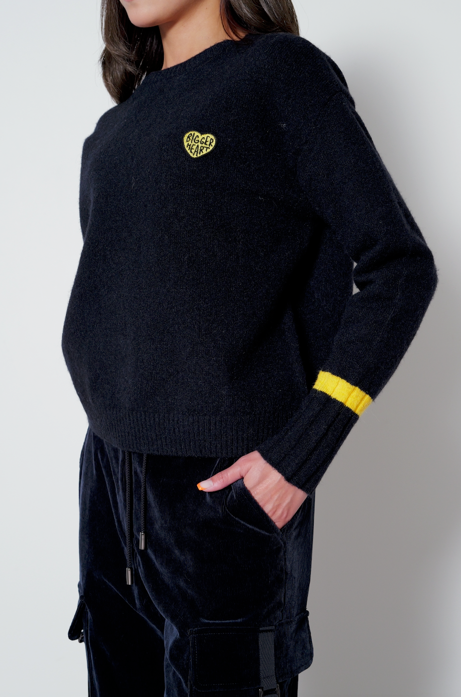 【25AW商品-25358073】ワッペン付きラインデザインプルオーバー