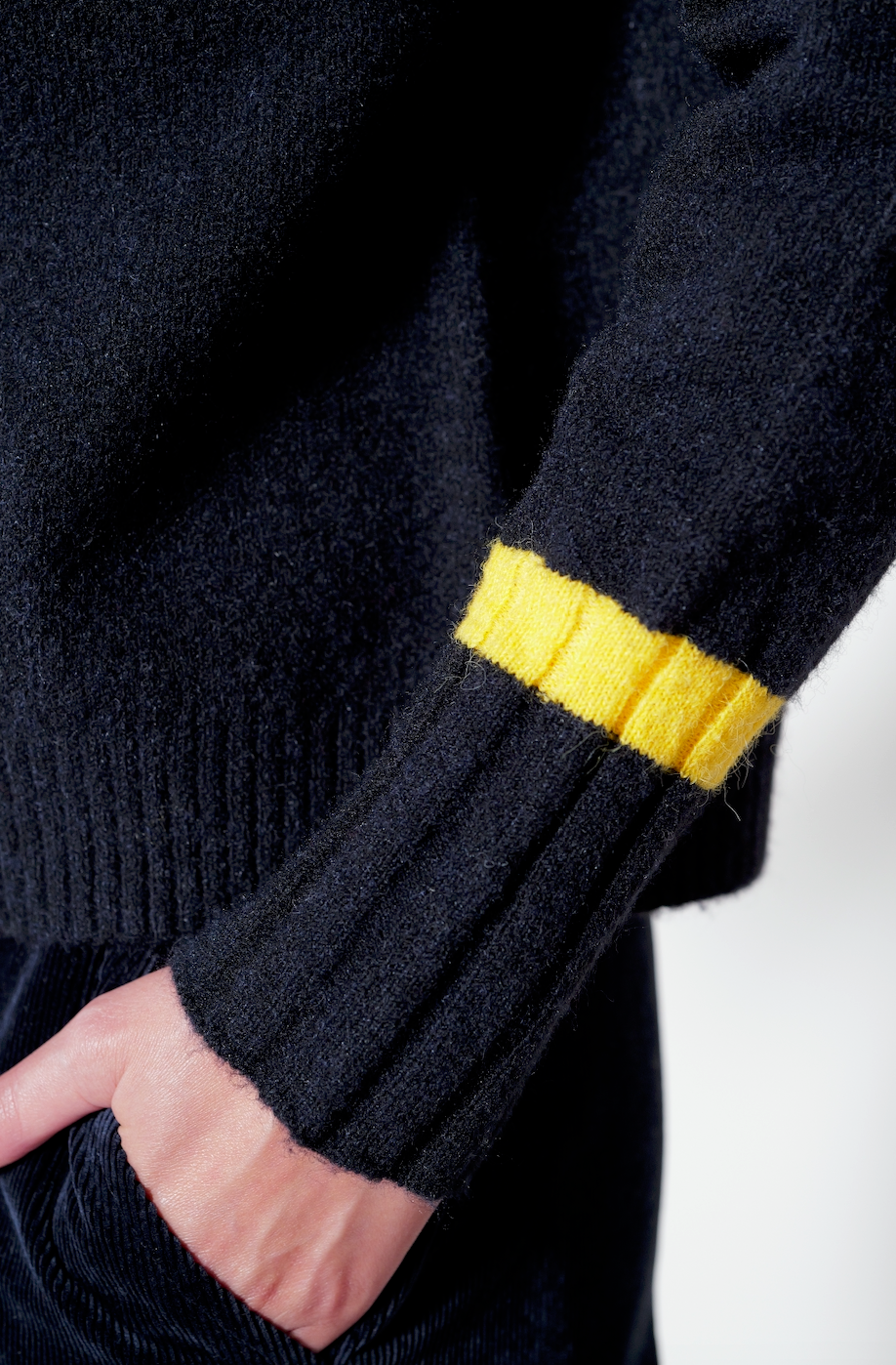 【25AW商品-25358073】ワッペン付きラインデザインプルオーバー