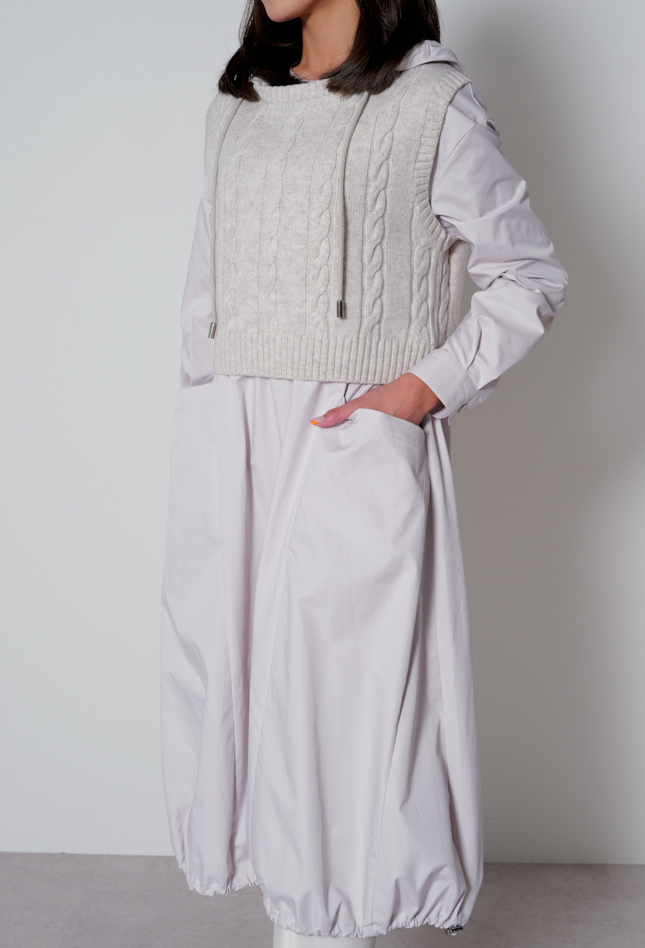 【25AW商品-25156023】ニットベスト付きタフタワンピース