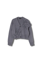 【25AW商品-25358074】フリルフラワーモチーフVネックカーディガン