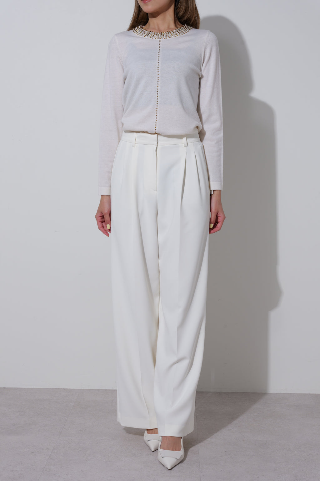 【25AW商品-25348041】襟ぐりビーズ刺繍ニットプルオーバー