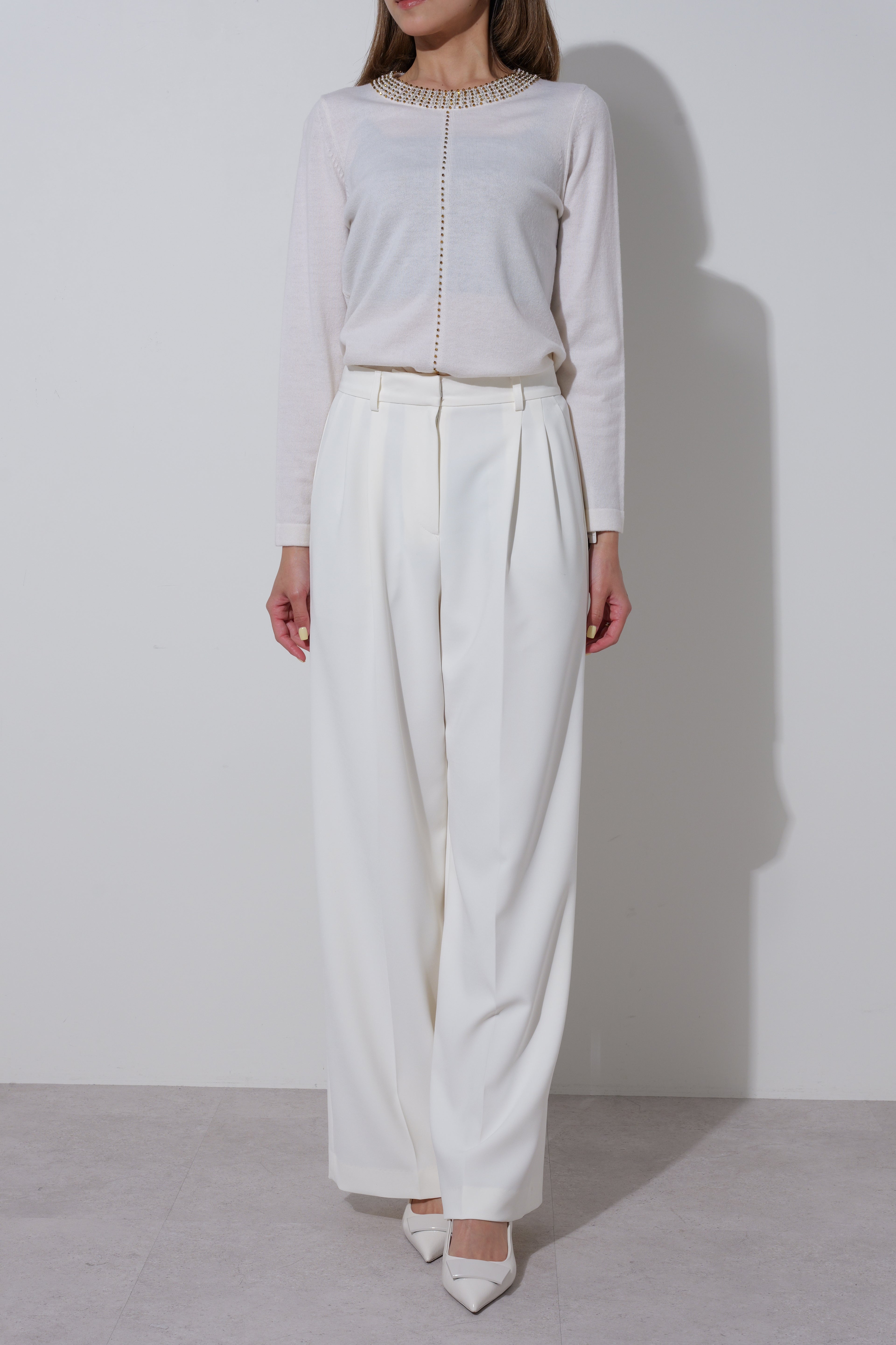 【25AW商品-25348041】襟ぐりビーズ刺繍ニットプルオーバー