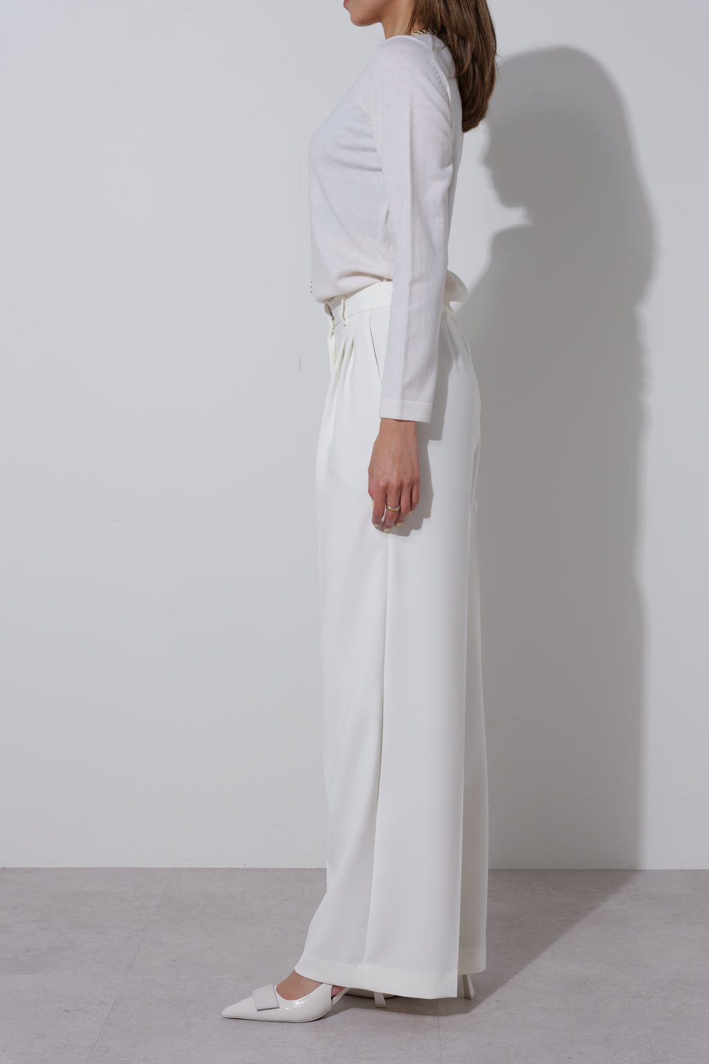 【25AW商品-25348041】襟ぐりビーズ刺繍ニットプルオーバー