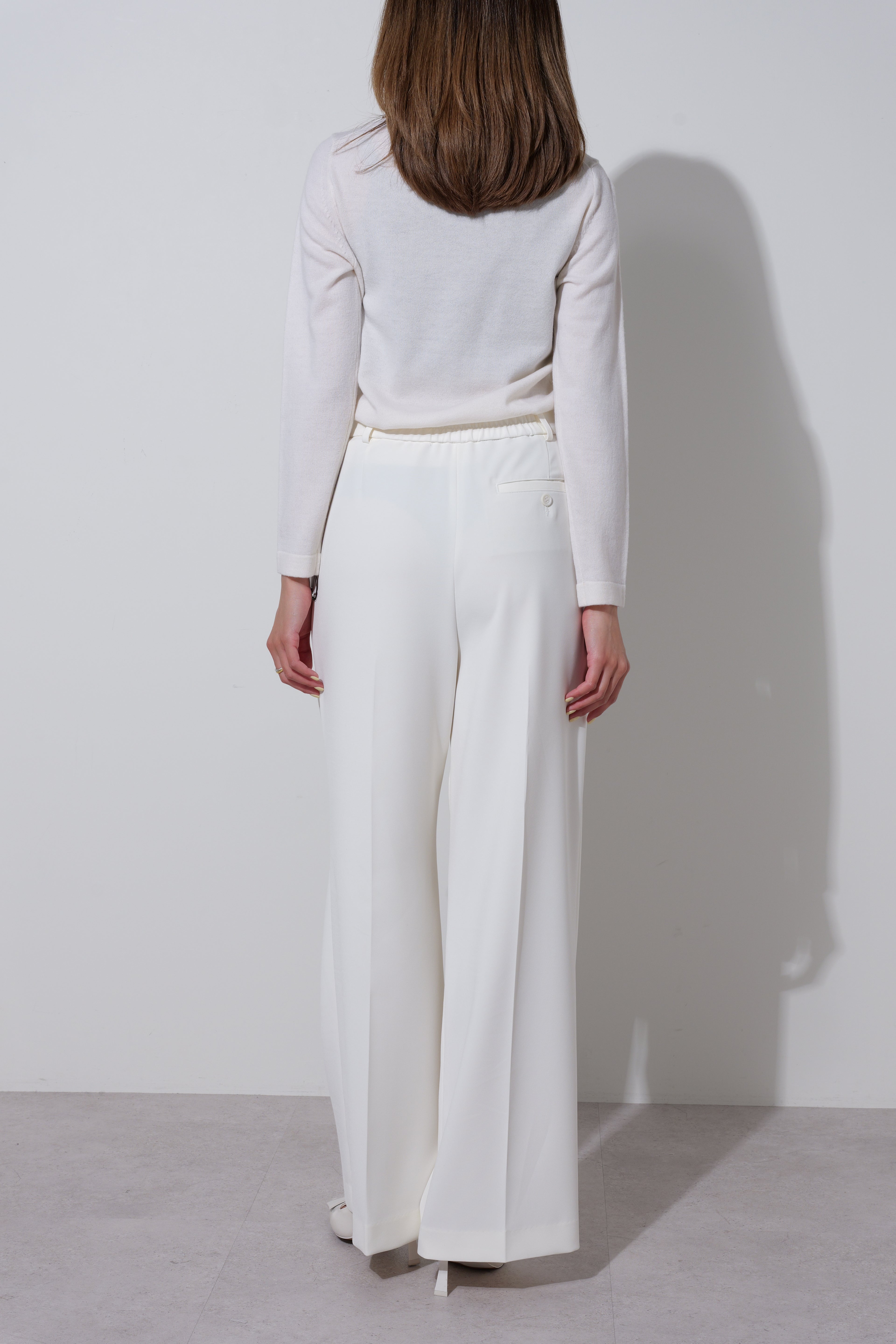 【25AW商品-25348041】襟ぐりビーズ刺繍ニットプルオーバー