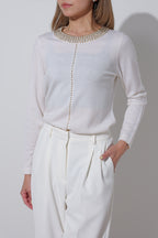 【25AW商品-25348041】襟ぐりビーズ刺繍ニットプルオーバー