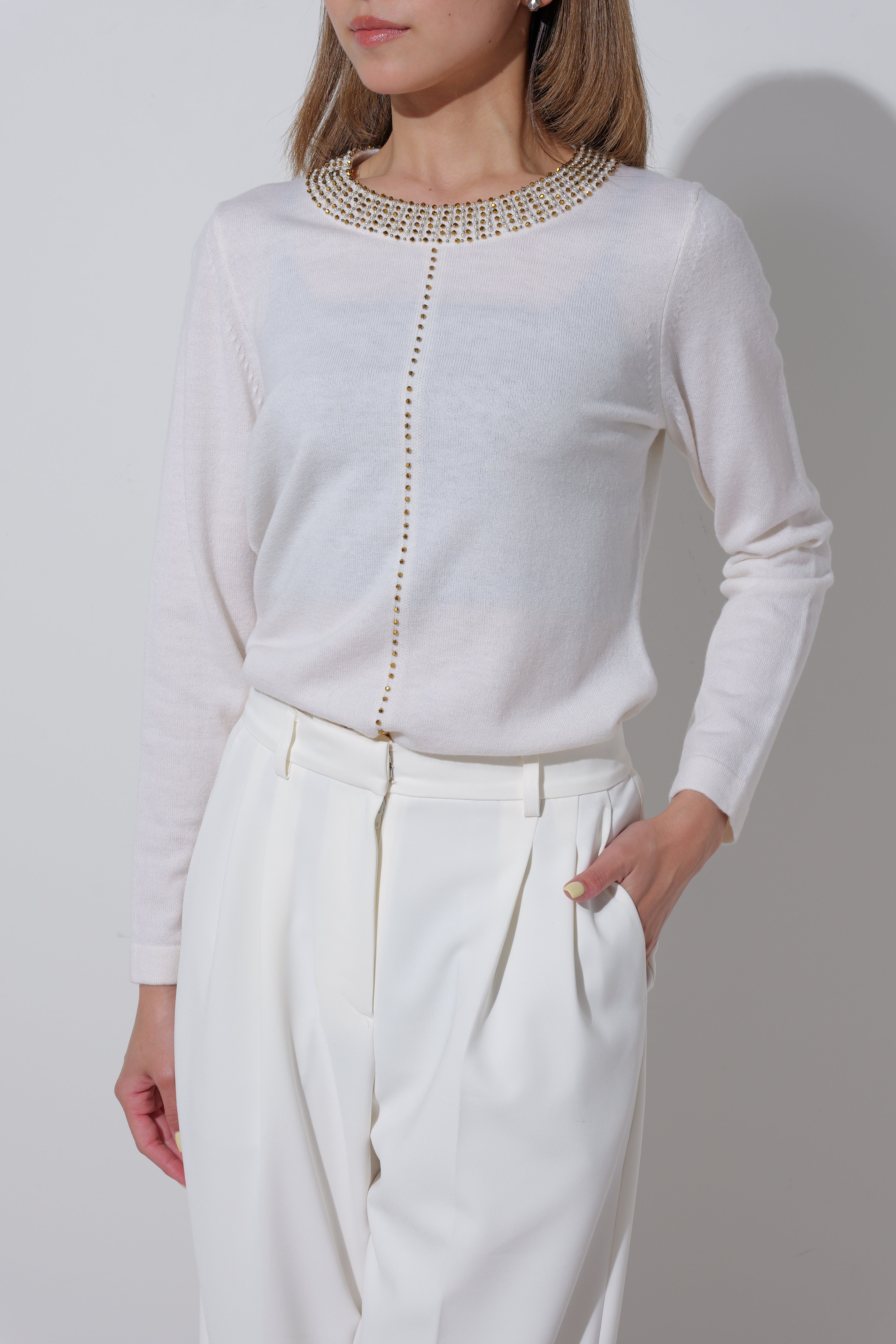 【25AW商品-25348041】襟ぐりビーズ刺繍ニットプルオーバー