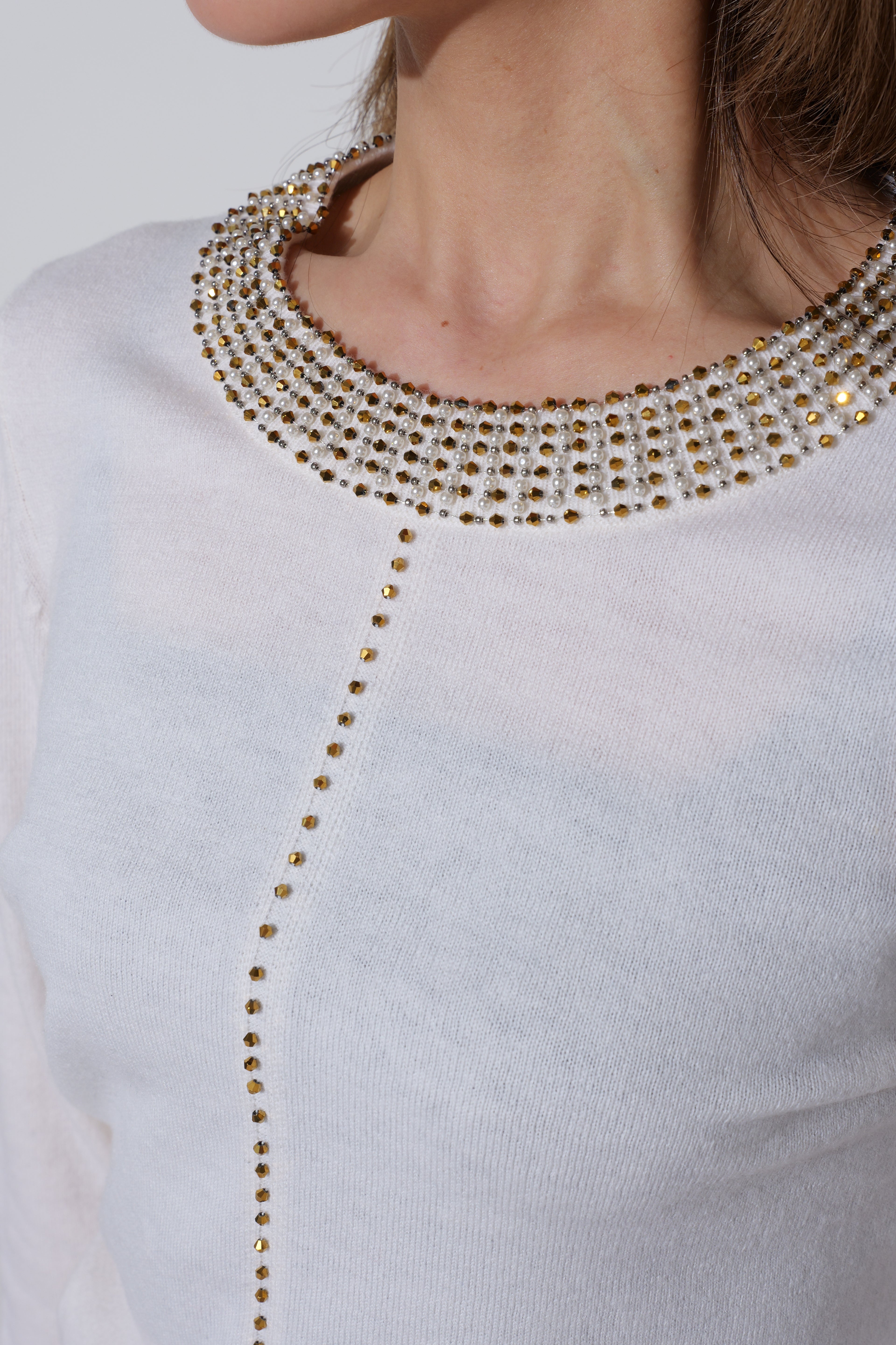 【25AW商品-25348041】襟ぐりビーズ刺繍ニットプルオーバー