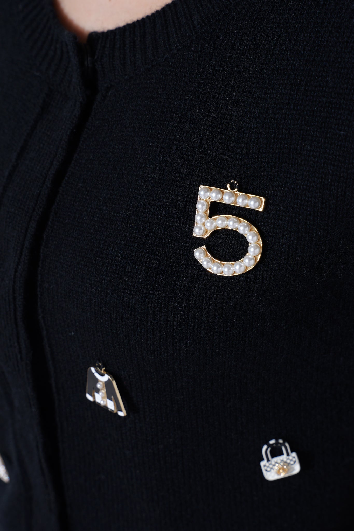 【25AW商品-25348056】モチーフ付きカーディガン