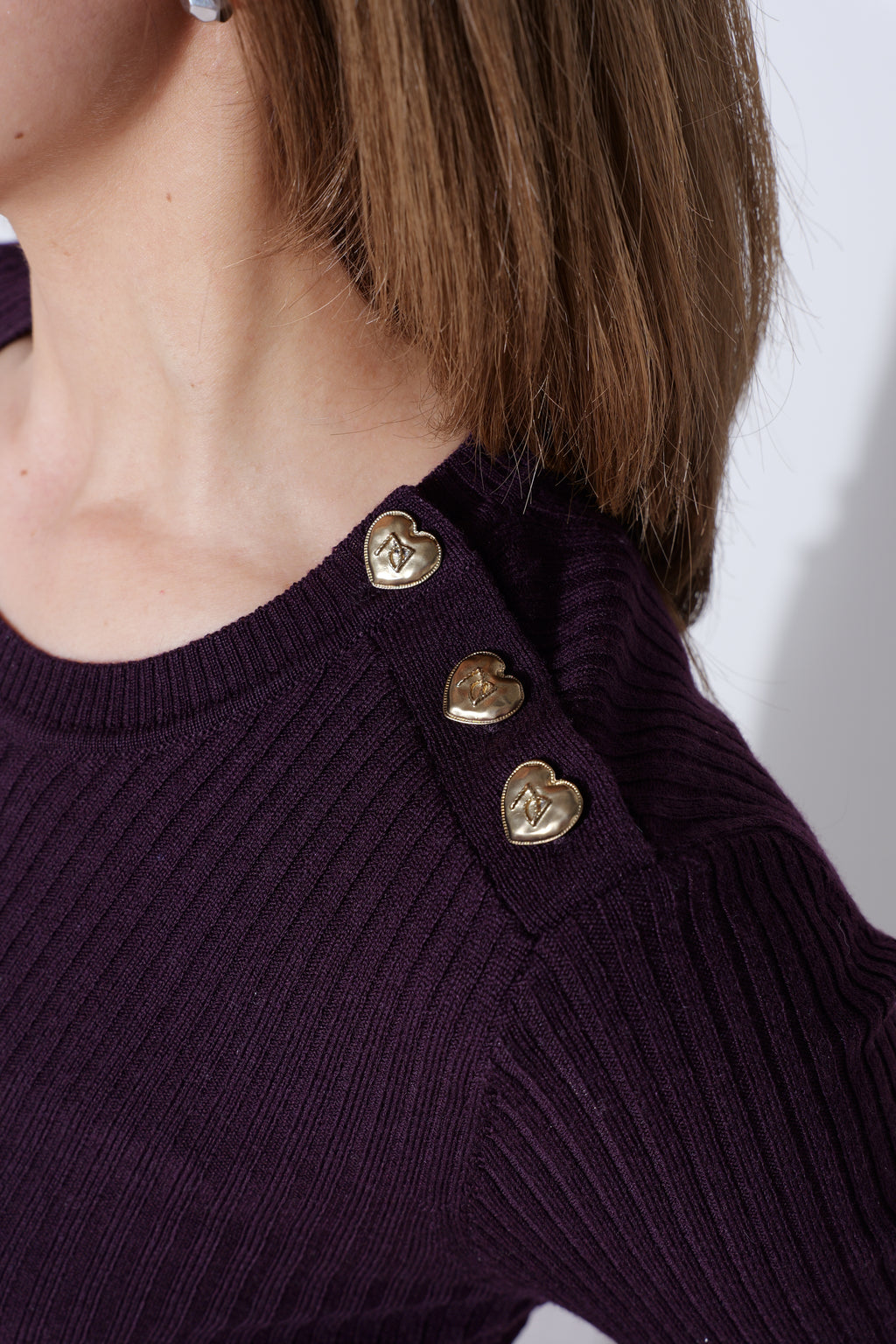 【25AW商品-25348053】ショルダー釦デザインケーブルニットプルオーバー